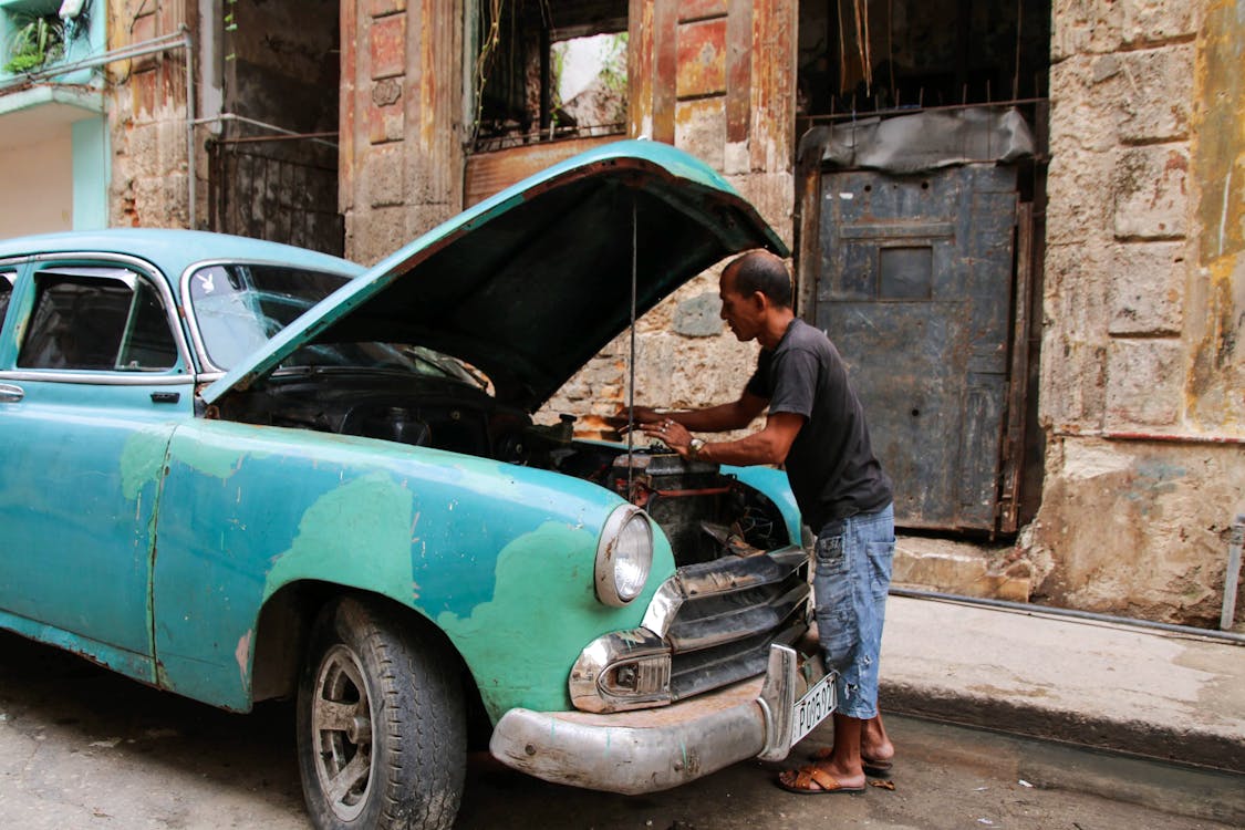 The Importance of Regular Oil Changes: What the Oil Actually Does
