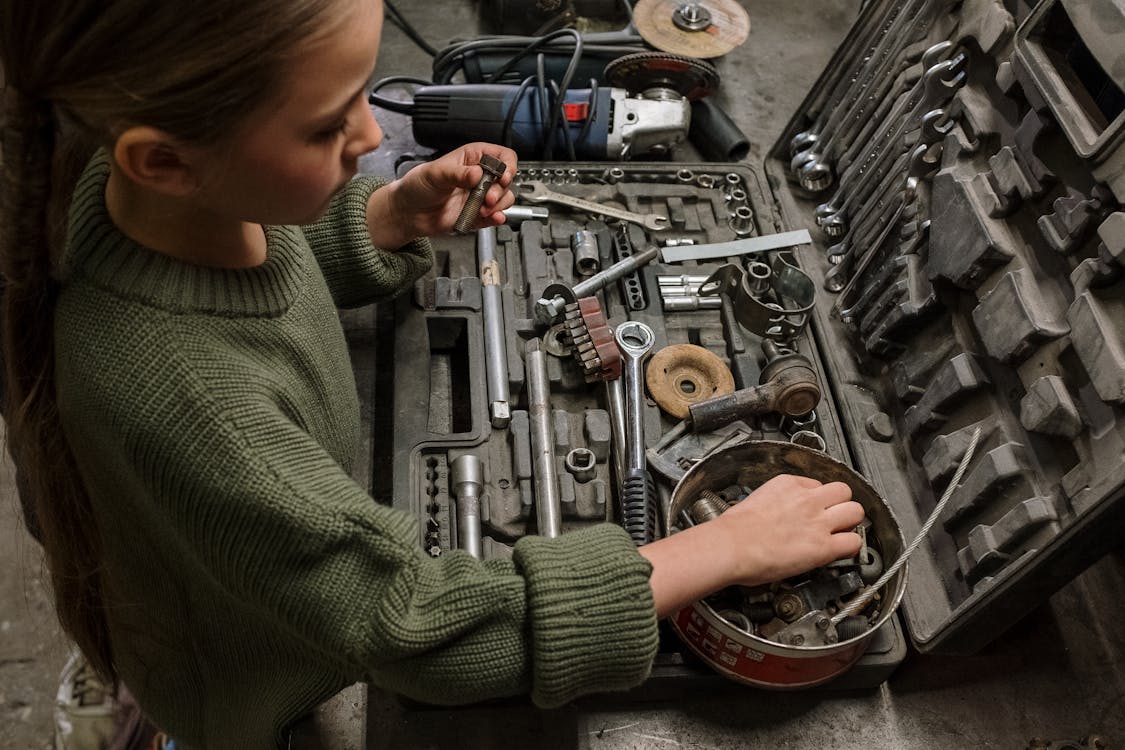 How to Torque Spark Plugs Without a Torque Wrench